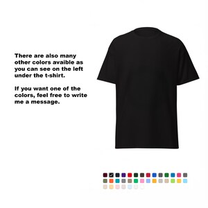 Puede incluir: Una camiseta negra de manga corta. El texto en el lado izquierdo de la camiseta dice: "Tambi&eacute;n hay muchos otros colores disponibles como se puede ver a la izquierda debajo de la camiseta. Si quieres uno de los colores, no dudes en escribirme un mensaje."