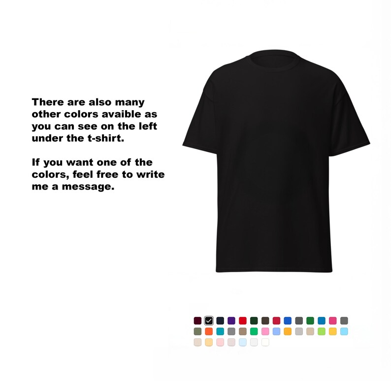 Puede incluir: Una camiseta negra de manga corta. El texto en el lado izquierdo de la camiseta dice: "Tambi&eacute;n hay muchos otros colores disponibles como se puede ver a la izquierda debajo de la camiseta. Si quieres uno de los colores, no dudes en escribirme un mensaje."