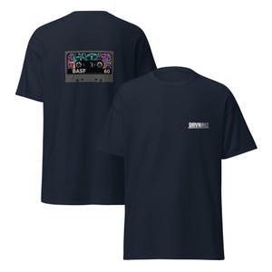 Puede incluir: Dos camisetas azul marino. Una presenta un gr&aacute;fico de cinta de cassette colorida en la parte posterior con el texto "YAFO" y "BASF 60". La otra camiseta tiene el texto "DRVNNAILS" en la parte delantera.