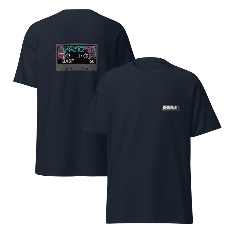 Puede incluir: Dos camisetas azul marino. Una presenta un gr&aacute;fico de cinta de cassette colorida en la parte posterior con el texto "YAFO" y "BASF 60". La otra camiseta tiene el texto "DRVNNAILS" en la parte delantera.