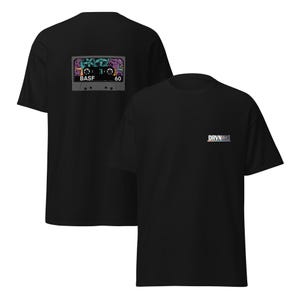 Puede incluir: Camisetas negras. La parte posterior de la camiseta presenta un dise&ntilde;o de cinta de cassette con el texto "BASF 60". La parte delantera de la camiseta tiene el texto "DRVNNAILS" en letra peque&ntilde;a.