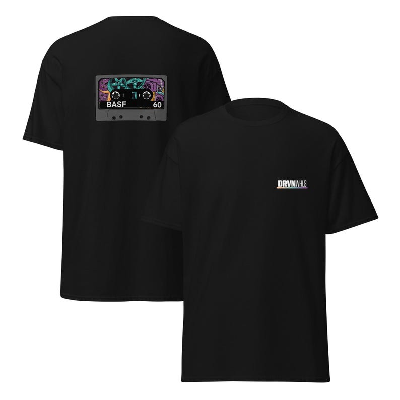 Puede incluir: Camisetas negras. La parte posterior de la camiseta presenta un dise&ntilde;o de cinta de cassette con el texto "BASF 60". La parte delantera de la camiseta tiene el texto "DRVNNAILS" en letra peque&ntilde;a.