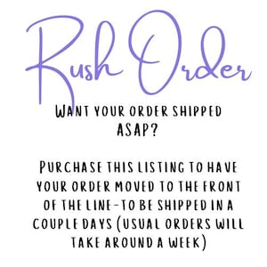 Op de afbeelding: Witte achtergrond met de woorden "Rush Order" in een paars scriptlettertype. De tekst "WANT YOUR ORDER SHIPPED ASAP?" staat eronder. Extra tekst legt uit hoe de verzending kan worden versneld.
