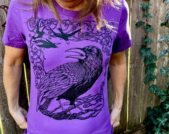 Camiseta Cuervo Morado: Arte celta de aves dibujado a mano, camiseta unisex de algodón.