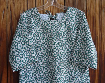 SIZE 6-8 The Mama San Mamasan Kappogi Full Coverage Smock Apron - Tiny White Daisies on Green Print - Size X-Small (6-8)