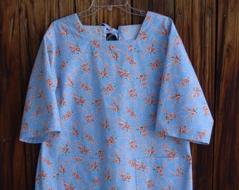 SIZE 14-16 The Mama San Mamasan Kappogi Full Coverage Smock Apron in Coral Flowers on Sky Blue Print - Size Medium (14-16)