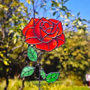 手作りの赤いバラのステンドグラスの花、ステンドグラスのサンキャッチャーの花、バレンタインデーのギフト、奥様へのロマンチックなギフト、植物愛好家への装飾