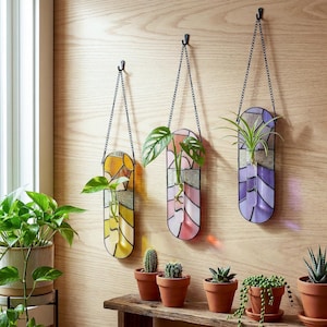 Può includere: Un set di tre tazze in ceramica con finitura opaca e macchiettata. Le tazze sono nei toni del crema, grigio chiaro e grigio scuro. Ogni tazza ha un design semplice e moderno e un manico arrotondato.