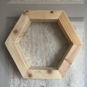 Étagère hexagonale en bois