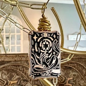 Tarot Karte Halskette, zierliche Tarot Anhänger an 14k Vergoldeter Büroklammer Kette, spirituelle Witchy Schmuck Geschenk für besten Freund, 10 Styles