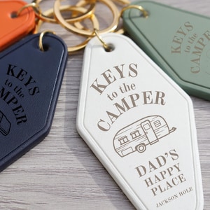 Presente para o pai, chaveiro estilo motel com chaves para o trailer, chaveiro personalizado para fim de semana de acampamento, lembrancinha para despedida de solteiro em viagem de acampamento, fim de semana de acampamento em família