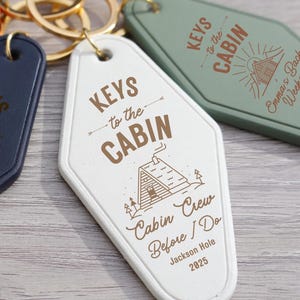 Bachelorette Cabin Party Schlüsselbund - Personalisierter Hotline Schlüsselanhänger - Camping Charge Wochenendbevorzugung, individuell graviertes PU-Leder Camp Reisebevorzugung