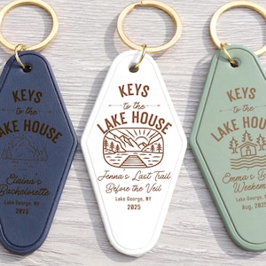 Porte-clés motel EVJF, week-end groupé Lake House, cadeau personnalisé pour voyage dans un camp, thème glamping du dernier sentier, porte-clés d'hôtel personnalisé