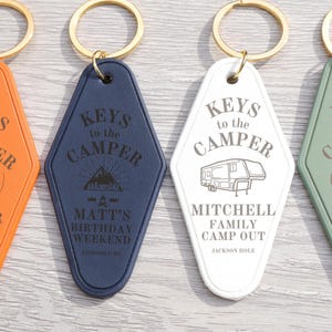 Chaveiro estilo motel com chaves para acampamento, chaveiro personalizado para fim de semana de acampamento, lembrancinha para despedida de solteiro em viagem de acampamento, presente de fim de semana de acampamento em família para o pai