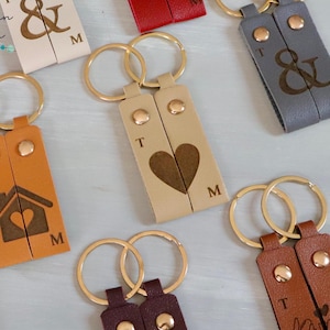 Ensemble de porte-clés en cuir pour couples personnalisés | Paire de porte-clés assortis pour un cadeau d'anniversaire | Cadeau de coordonnées GPS personnalisées pour elle et lui