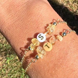 Pulsera de oro personalizada con inicial de citrino, joyería de cuentas con letras personalizadas con piedra natal de noviembre, pulsera apilable minimalista delicada, regalo para ella
