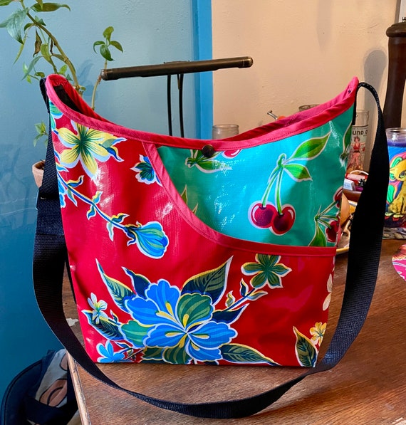 BOLSOS BANDOLERA, BOLSO BANDOLERA CON DETALLES MULTICOLOR ROJO