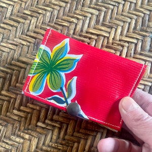 Cartera triple de tela con estampado floral rojo Love Shine, billetera