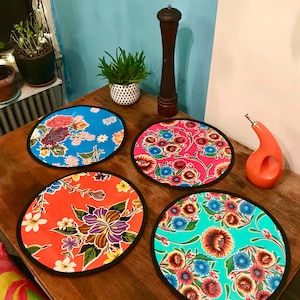 Set of 2 15&quot; Round Floral Oil Cloth Placemats, Table mats