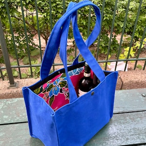Bolso grande de lona: diseño de pespuntes y forro de tela al óleo con motivos florales.