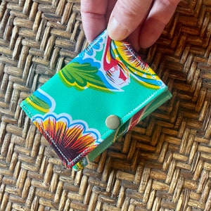 Cartera triple de tela de aceite con estampado floral turquesa, billetera