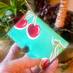Love Shine Cartera triple de tela de aceite de cerezo turquesa, plegable
