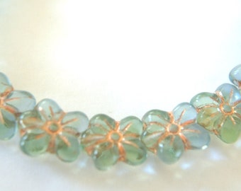 6 cuentas de cristal checo con forma de flor: azul claro translúcido con detalles dorados (13 mm x 12 mm)