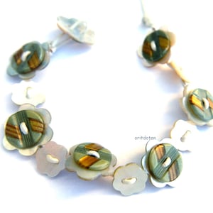 Bracelet made of buttons, button jewelry made of vintage flowers shell buttons with cellouloid antique buttons