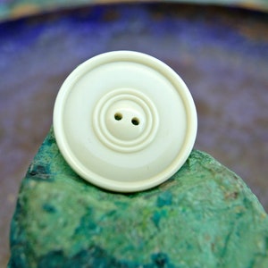 Guziki, antyczne guziki plastikowe vintage, proste guziki, guziki w kolorze kremowym, 26 mm - wybierz ilość