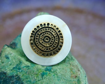 Boutons vintage en plastique : bordure dorée et noire, cercle blanc (23 mm)