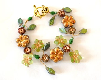 Armband gedraaide draad met kralen Tsjechische bloemen en bladeren glazen kralen aardekleuren, ambachtelijk 7 inch