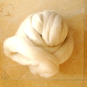 Merino wool roving in NATURAL shade 100gr