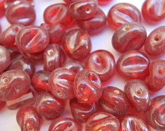 30 VINTAGE glass beads, beautiful gentle red shade unique shape 11mmX8mm