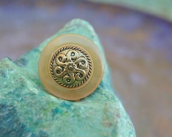 6 bottoni vintage in metallo color oro antico con design floreale su sfondo di plastica gialla - scegli la taglia