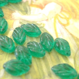 25 Czech glass beads, leaf shape,  leaves 11mmx7mm, emerald green