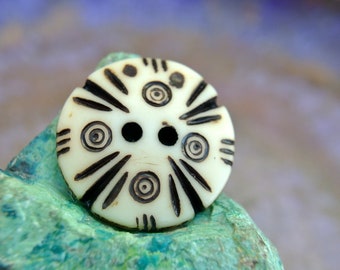 6 Buttons, ethnic  plastic buttons, cream, black ornament ,dots and lines-choose size