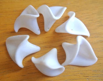 15 Vintage beads leaf shape frosted white lucite 22mmX15mm
