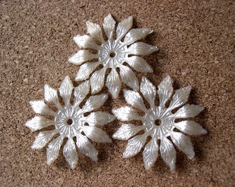 15 Vintage beads leaf shape frosted white lucite 22mmX15mm