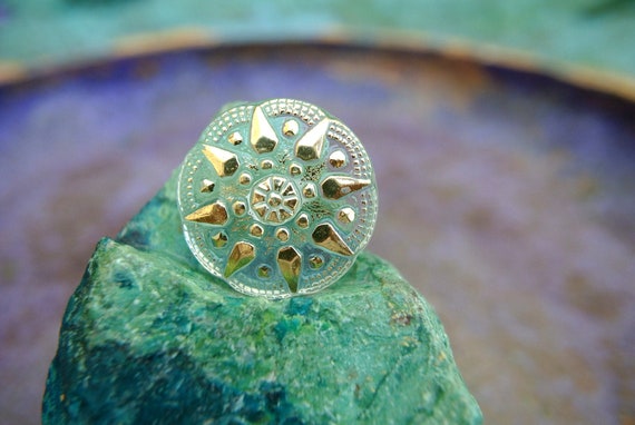 Botones, 6 botones de flor vintage con ribete grabado en oro sobre
