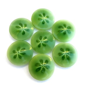 6 vintage knopen bloemdessin kunststof 17 mm, groen