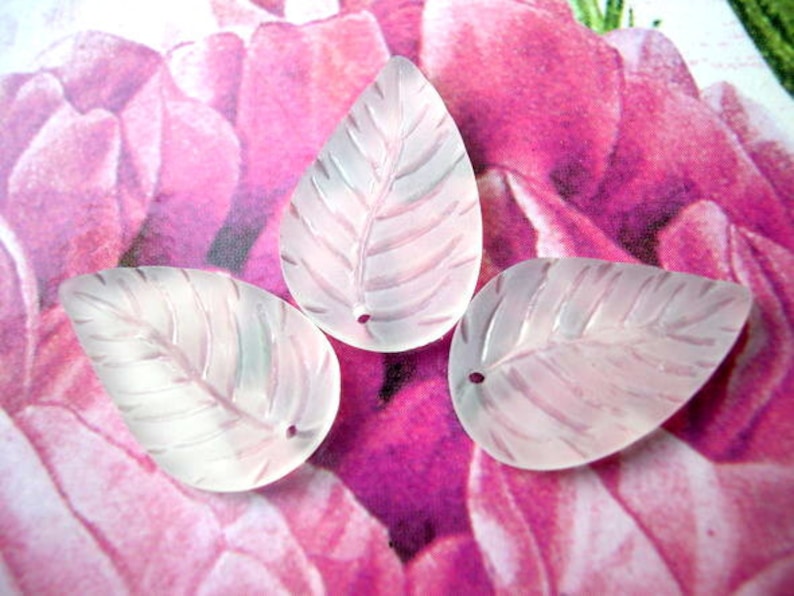 15 Vintage beads leaf shape frosted white lucite 22mmX15mm