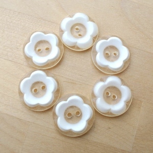 6 botones de flores vintage, flor blanca sobre botones de plástico translúcido de 21 mm, botones artísticos
