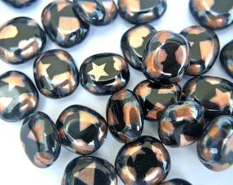 8 cuentas de vidrio checo, negras con adornos en color cobre, 14 mm x 12 mm, forma rectangular.