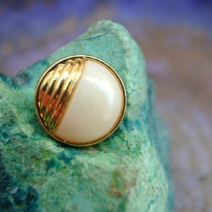 6 Vintage buttons white plastic with gold trim, retro 18mm