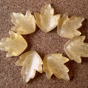 6 Vintage bladvorm lucite plastic cabochon doorschijnende gouden kleur met glitters 21mmX16mm