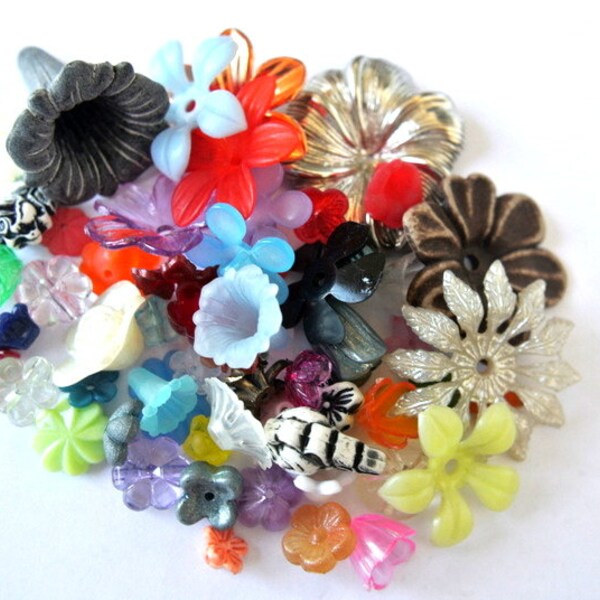 Vintage flower beads, 600 flowers in 60 designs, lucite plastic, many rare beads, UNIQUE PACKAGE