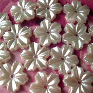 30 Flowers beads perelized white plastic 13mm image 4