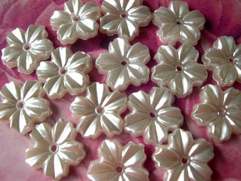 30 Flowers beads perelized white plastic 13mm image 4