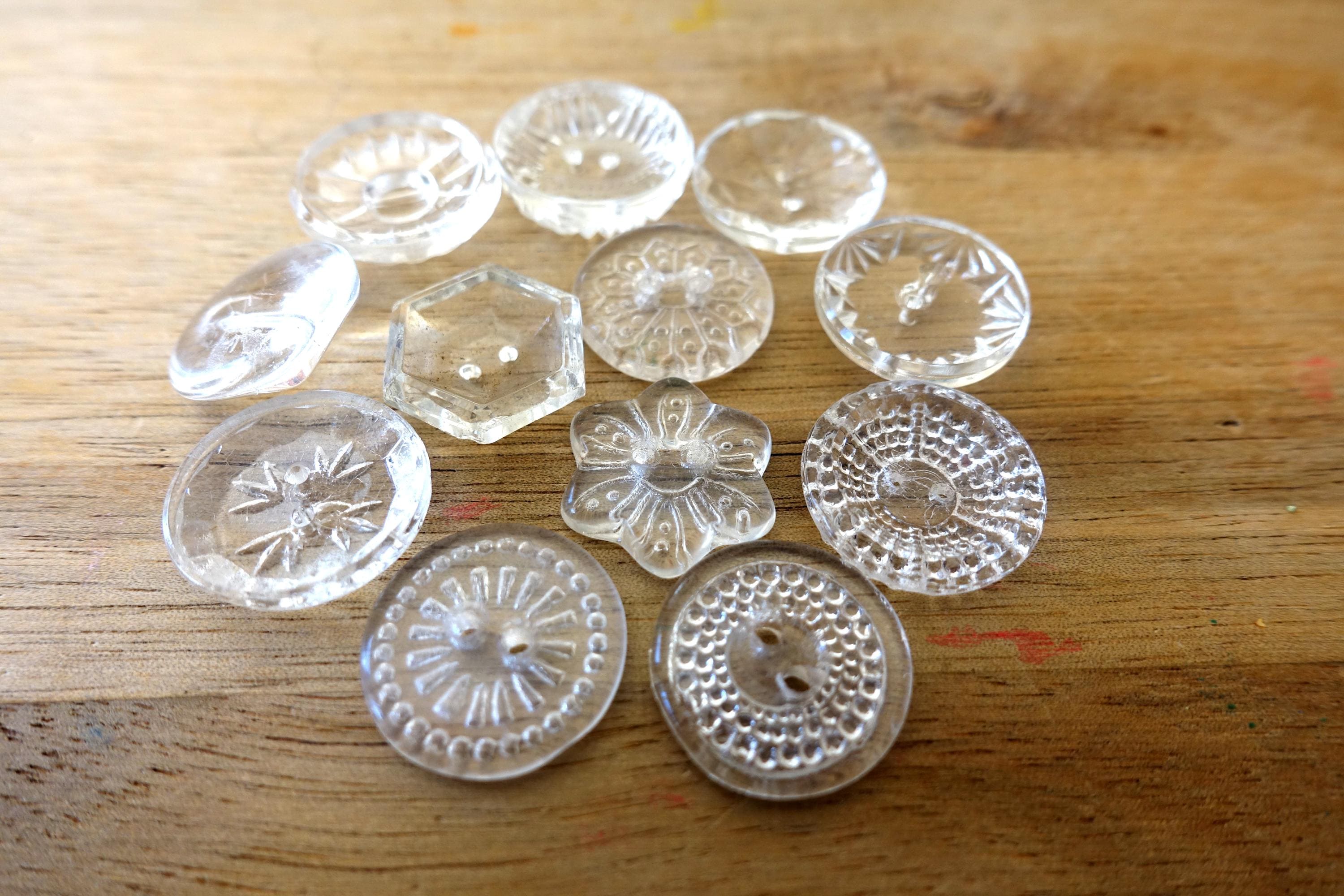 アンティークヴィンテージガラスチェコクリスタルボタン12個、様々な形