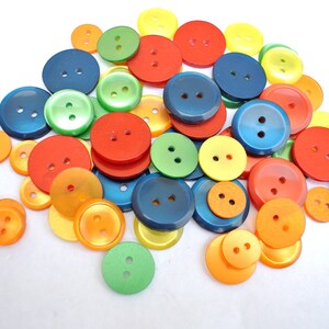60 Vintage buttons in 6 colors, 10 buttons of each color